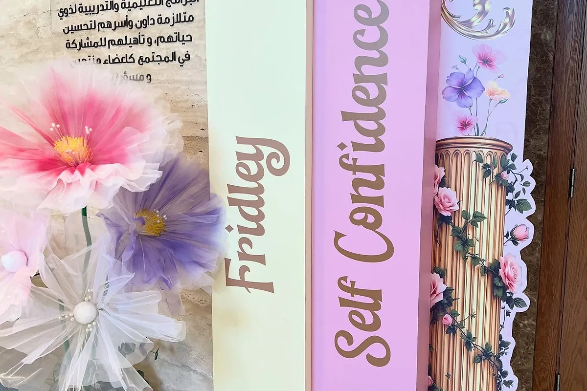 تنسيق مدخل أميرات مع لوحة ترحيب وزهور وألوان باستيل